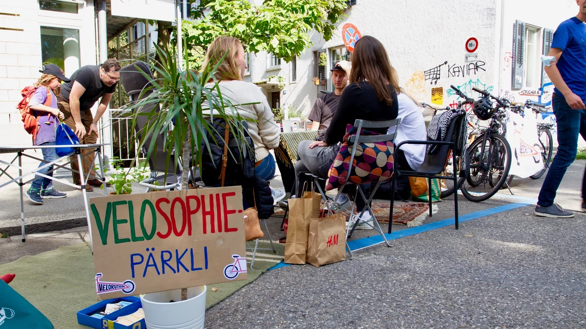 PARK(ing) Day 2021, Zürich, Hohlstrasse mobile Velowerkstatt, Verkehrssimulator: Einmal erlebt man die VR-Situation aus Velosicht, einmal aus Sicht des Autofahrers. Sirupbar, CM Soundmobil