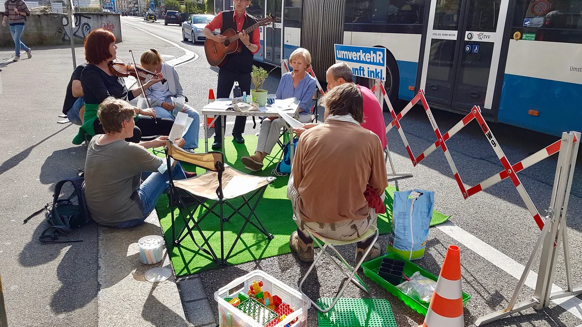 PARK(ing) Day 2021, Zürich, in der Stadt unterwegs. Klimalieder mit Gitarre, Geige und Gesang - Sängerinnen und Sänger sind herz
