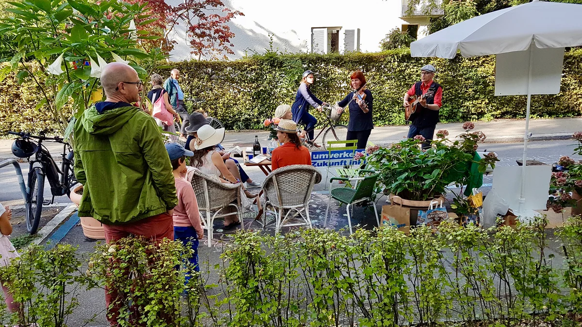 PARK(ing) Day 2021, Zürich, in der Stadt unterwegs. Klimalieder mit Gitarre, Geige und Gesang - Sängerinnen und Sänger sind herz