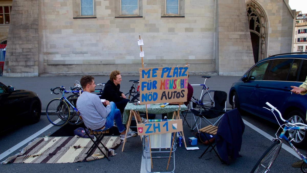 PARK(ing) Day 2021, Zürich, Röntgenstrasse/ Röntgenplatz 99%-Initiative! Einfach Tische und Stühle hinbringen. Kaffee und Kuchen essen um 16:00 Uhr und einfach den Parkplatz mit einem Happening besetzen.