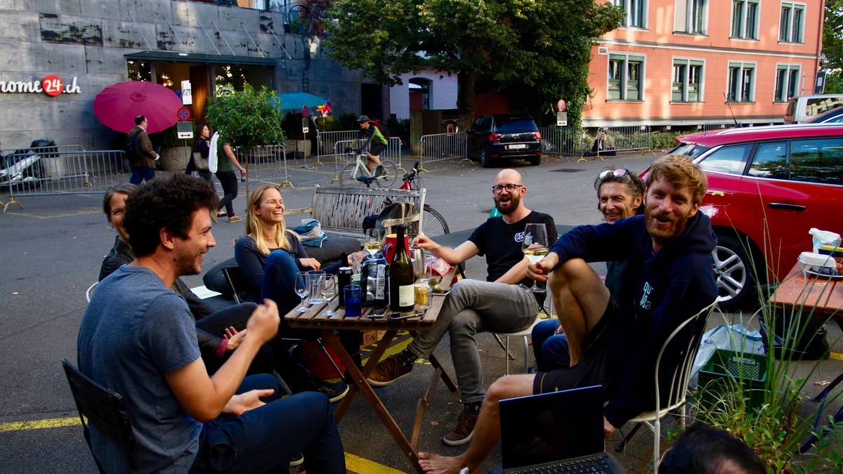 PARK(ing) Day 2021, Zürich, Parkplatz vor dem City Hallenbad Crêpes statt Crêpieren ab 11h laufen die Platten rund. Der Parkplatz wird zur Wohnstube mit Homeoffice-Möglichkeiten, Spielparadies und französischem Bistro! Bienvenu! Von Samuel mit Crew von der WG zum sprützigen Panasch