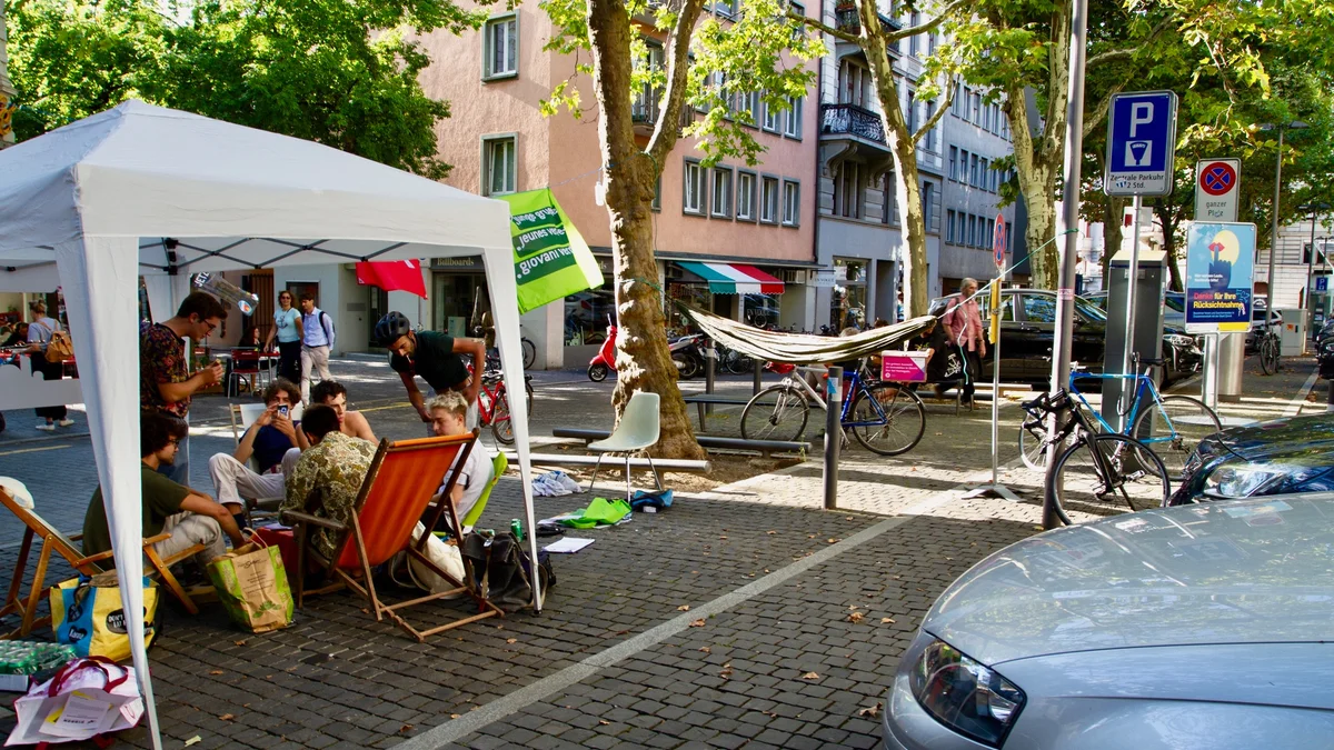 PARK(ing) Day 2021, Zürich, Zähringerplatz  Kleiner kollektiver Aufenthalt mit Teppich, Fahnen und Stühlen