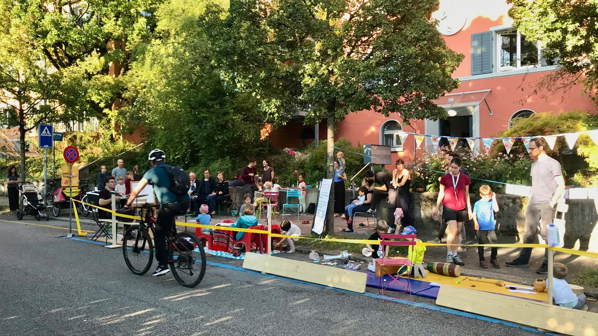 PARK(ing) Day 2021, Zürich, Scheuchzerstrasse. Malen, musizieren, spielen und essen - komme auch Du! Klimagruppe Oberstrass