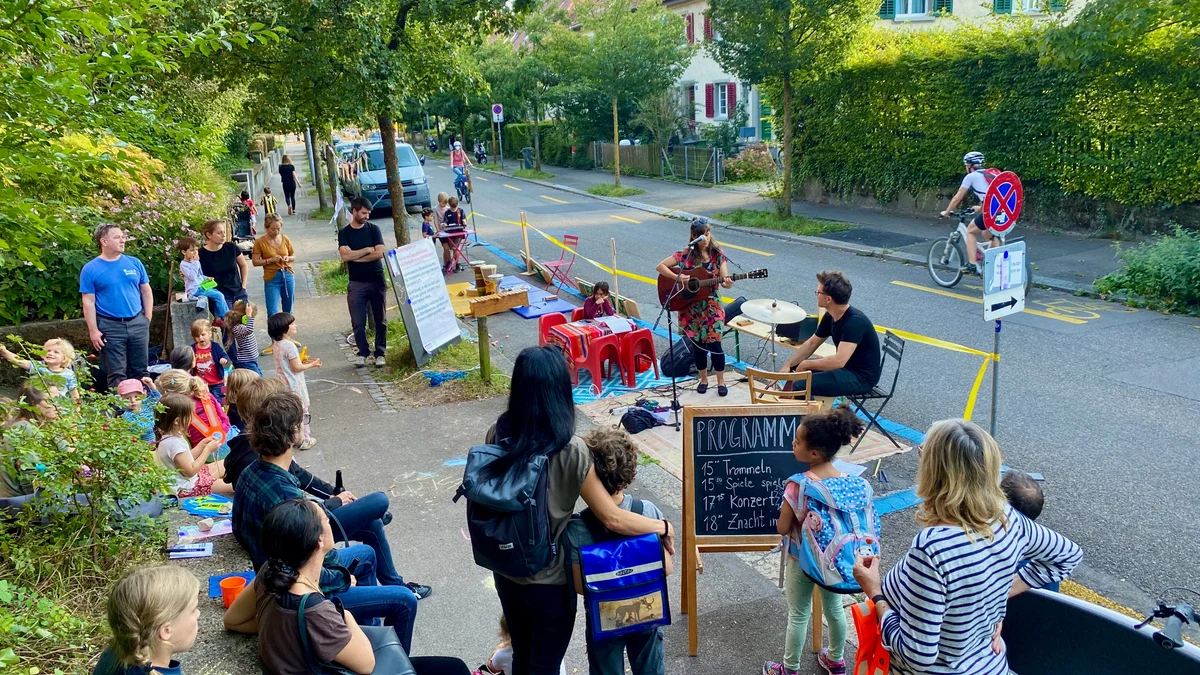 PARK(ing) Day 2021, Zürich, Scheuchzerstrasse. Malen, musizieren, spielen und essen - komme auch Du! Klimagruppe Oberstrass