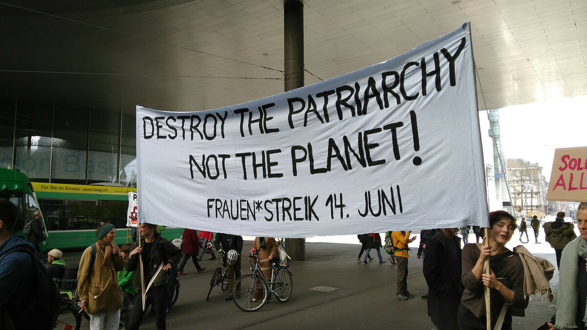 Transparent des feministischen Streik-Kollektivs Basel am Klimastreik im April 2019