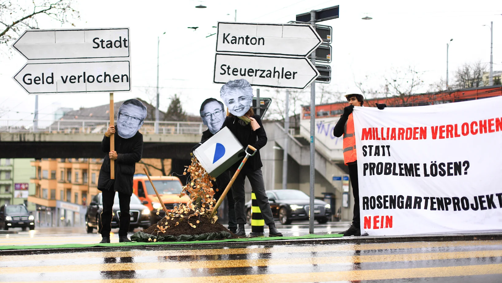 Aktivistinnen verlochen Geld am Rosengarten