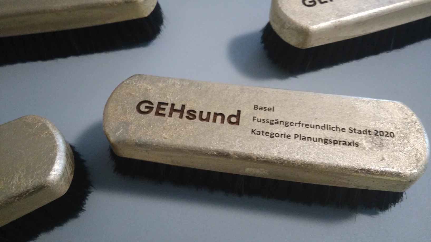 Bild der goldenen Schuhbürsten
