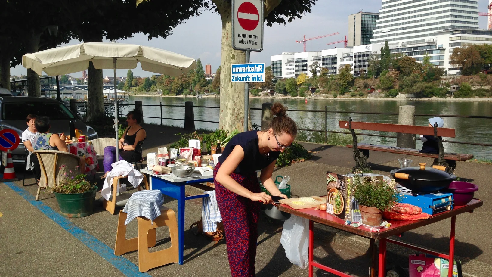 Pop-up-Küche statt Parkplatz! Aktion St. Alban-Rheinweg in Basel am PARK(ing) Day 2018