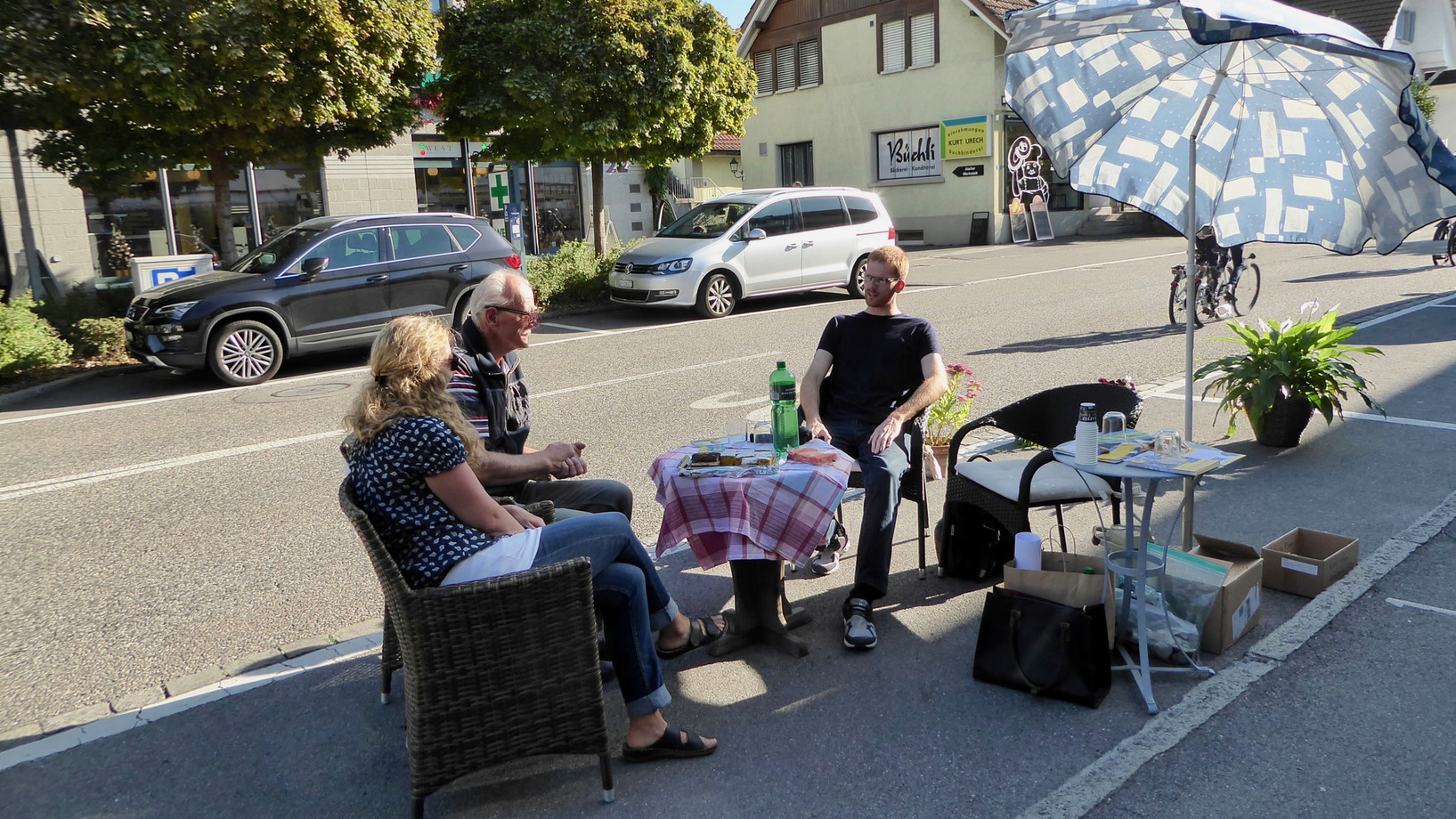 Bistro/Lounge mit Kaffee, Tee und Kuchen von Christian und Freunden in Lenzburg  am PARK(ing) Day 2019