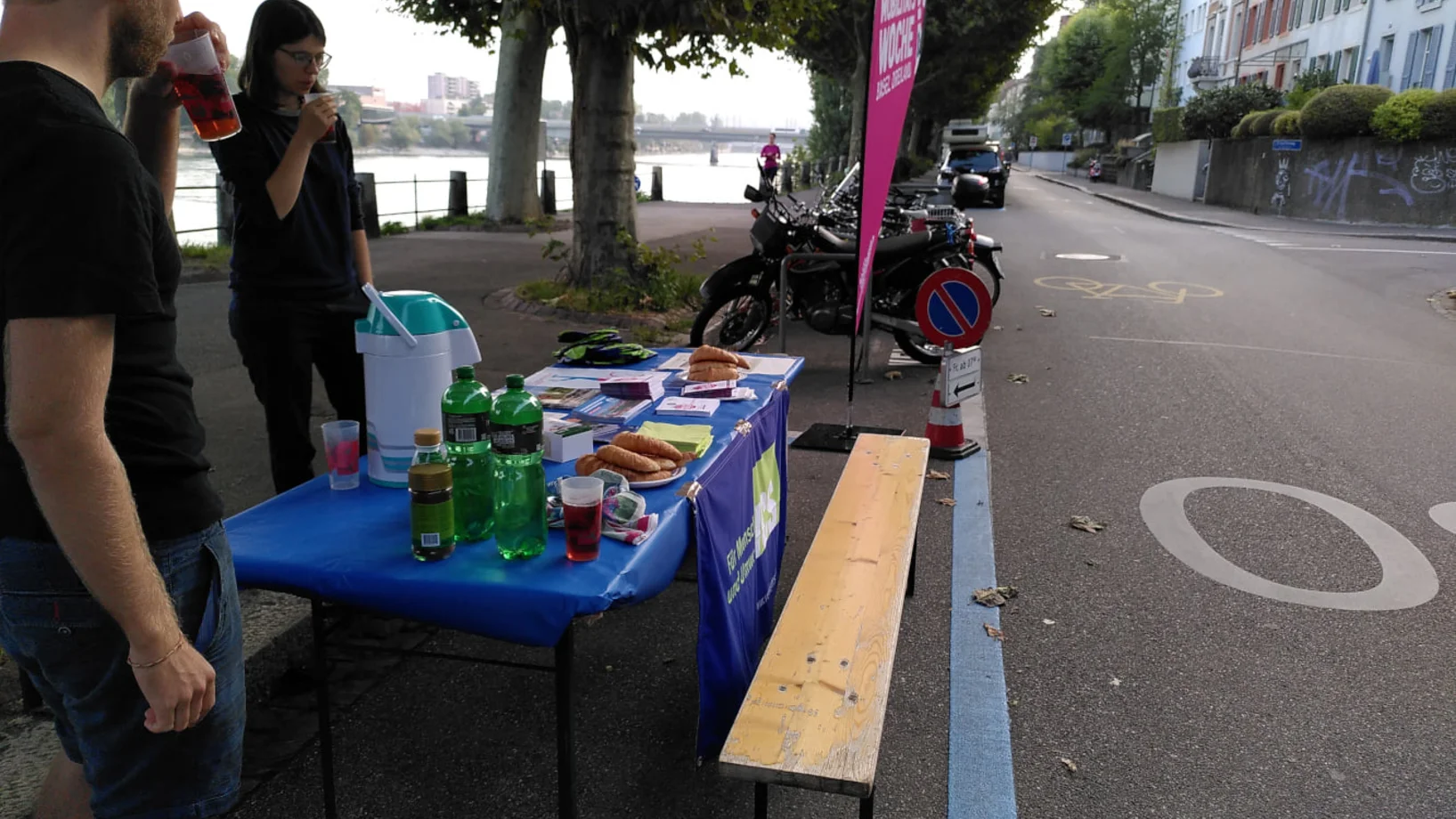 Kaffee und Kuchen am St.Alban-Rheinweg für VelopendlerInnen mit Raphael vom VCS am PARK(ing) Day 2020 in Basel