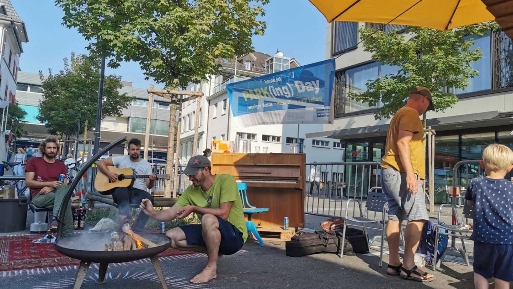 Töggeliturnier statt Parkplatz mit Antje von der Jugendarbeit der Reformierten Kirche am PARK(ing) Day 2020 in Uster
