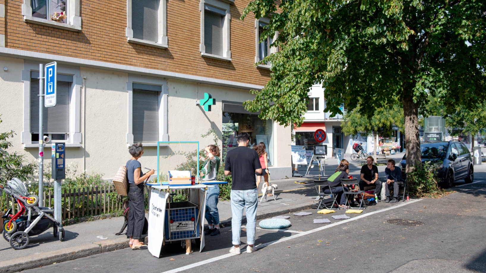 Im Outdoor- Wohnzimmer  Kaffee und Tee trinken und über die Zukunft des Quartiers diskutieren an der Lendenbergstrasse von Anton
