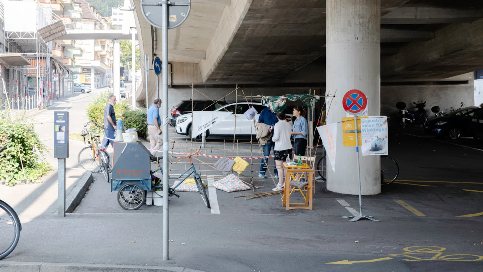 Im Outdoor- Wohnzimmer  Kaffee und Tee trinken und über die Zukunft des Quartiers diskutieren an der Lendenbergstrasse von Anton