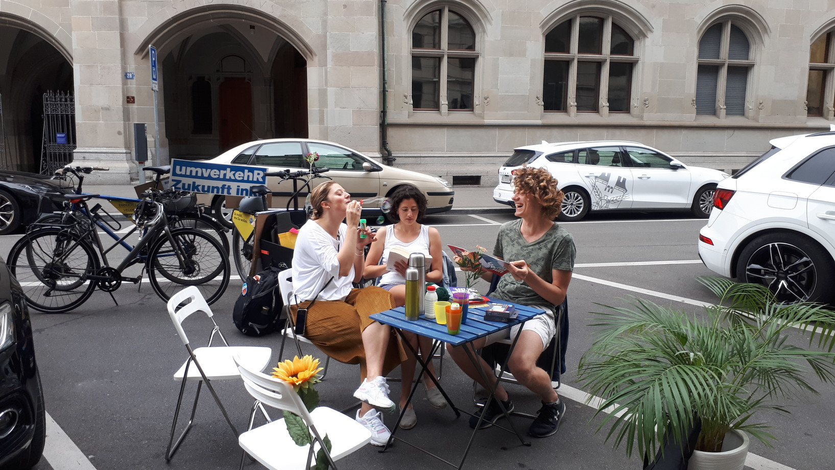 Gemütliches Zusammensein mit statt Parkplatz - mit Elias, Annabelle und Johanna in Zürich am PARK(ing) Day 2020