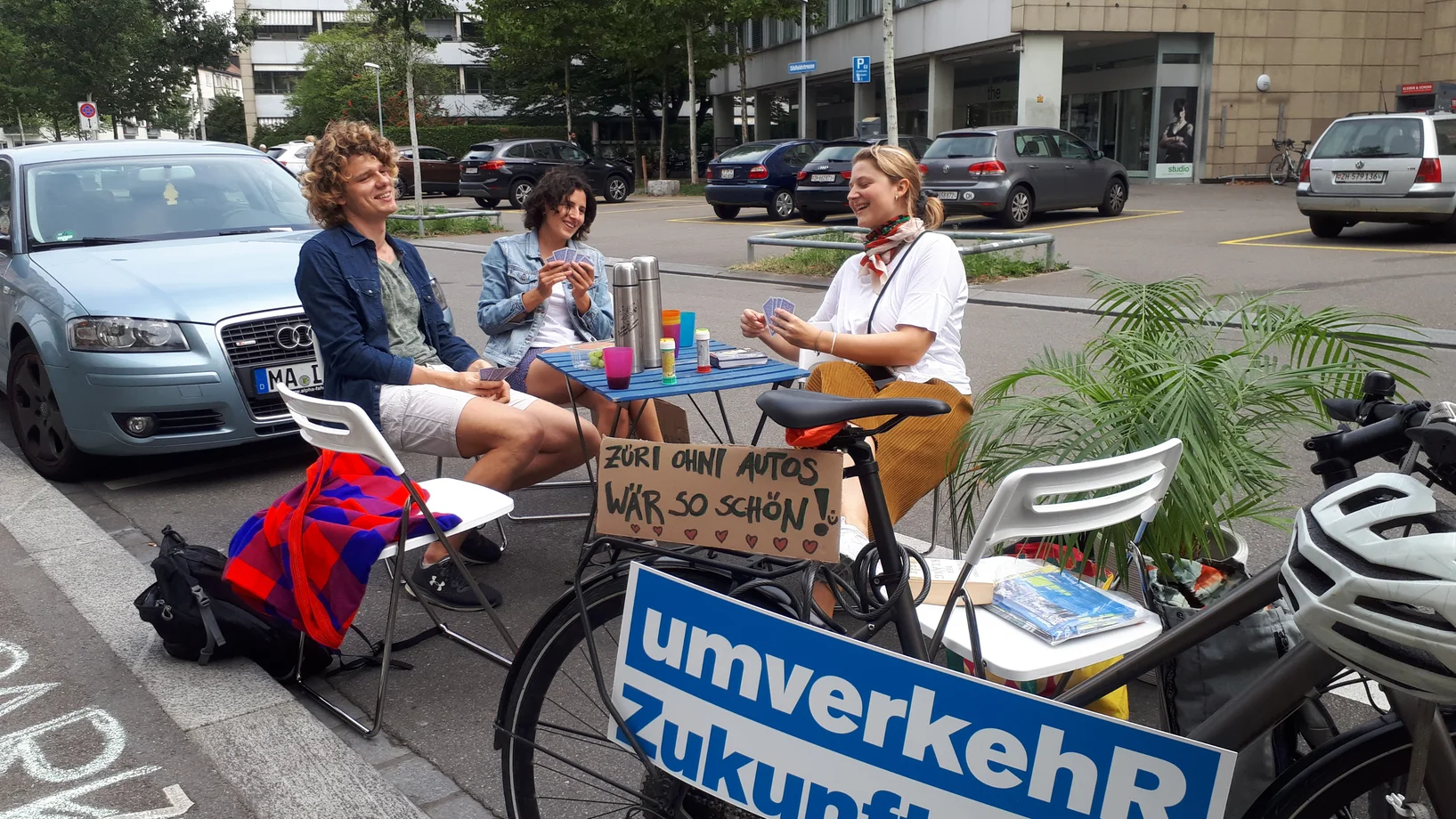 Gemütliches Zusammensein mit statt Parkplatz - mit Elias und Annabelle im Sihlfeld in Zürich am PARK(ing) Day 2020