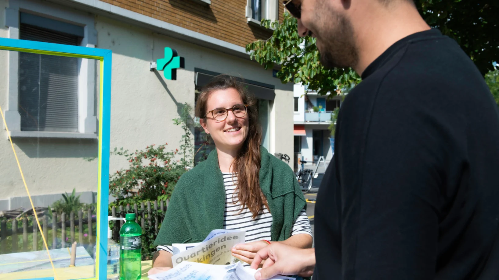 Im Outdoor- Wohnzimmer  Kaffee und Tee trinken und über die Zukunft des Quartiers diskutieren an der Lendenbergstrasse von Anton