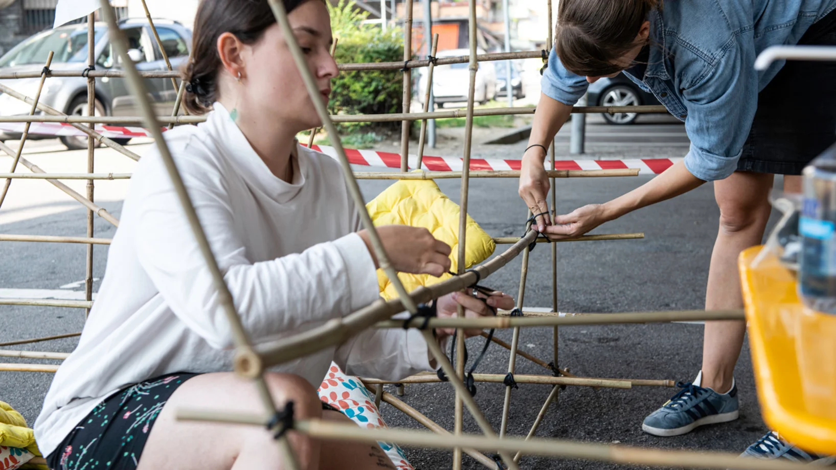 Im Outdoor- Wohnzimmer  Kaffee und Tee trinken und über die Zukunft des Quartiers diskutieren an der Lendenbergstrasse von Anton