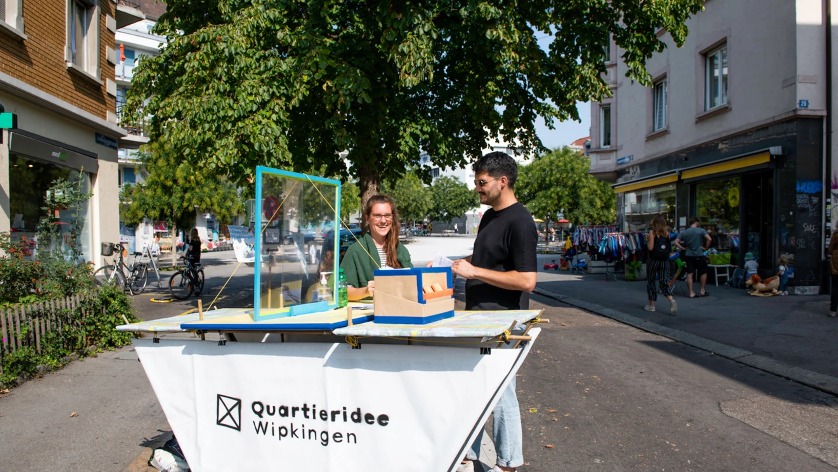 Im Outdoor- Wohnzimmer  Kaffee und Tee trinken und über die Zukunft des Quartiers diskutieren an der Lendenbergstrasse von Anton