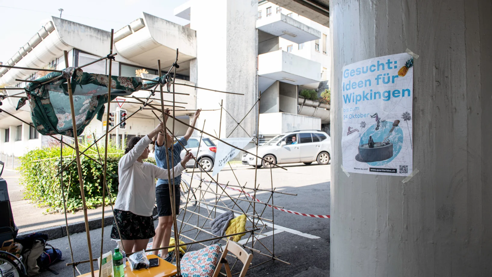 Im Outdoor- Wohnzimmer  Kaffee und Tee trinken und über die Zukunft des Quartiers diskutieren an der Lendenbergstrasse von Anton