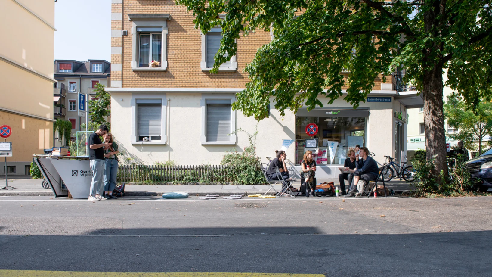 Im Outdoor- Wohnzimmer  Kaffee und Tee trinken und über die Zukunft des Quartiers diskutieren an der Lendenbergstrasse von Anton