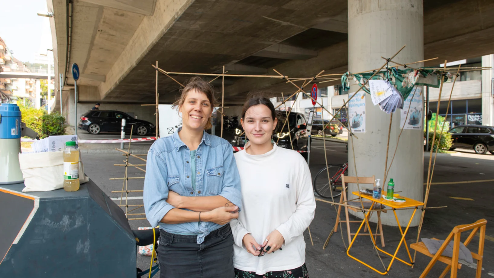 Im Outdoor- Wohnzimmer  Kaffee und Tee trinken und über die Zukunft des Quartiers diskutieren an der Lendenbergstrasse von Anton