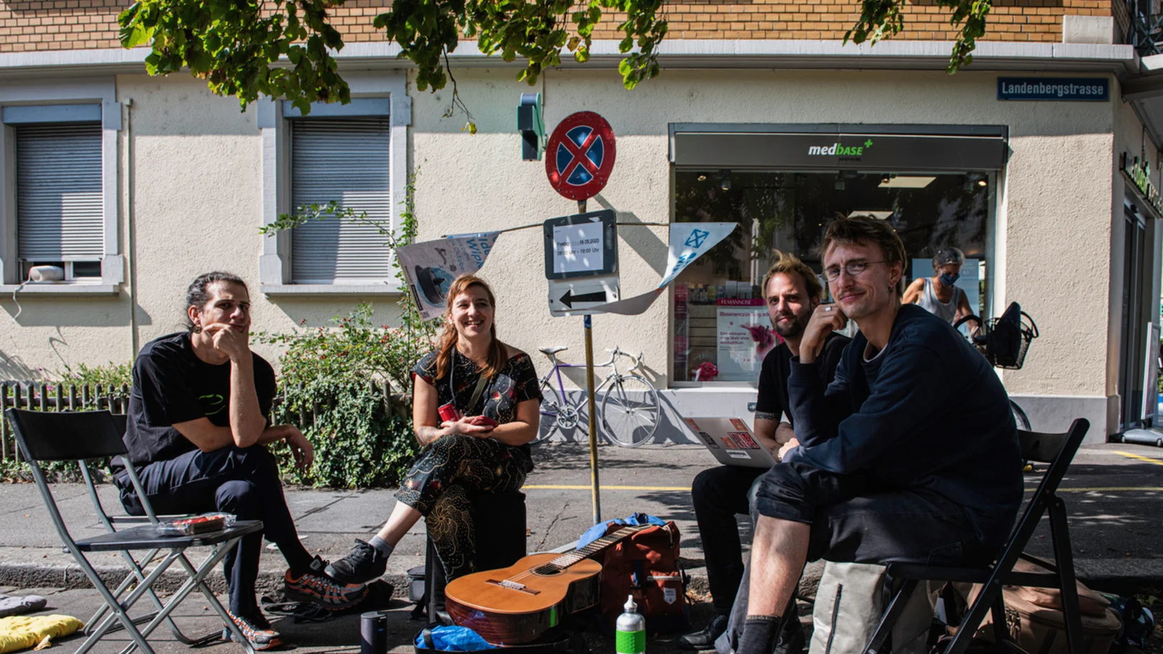 Im Outdoor- Wohnzimmer  Kaffee und Tee trinken und über die Zukunft des Quartiers diskutieren an der Lendenbergstrasse von Anton