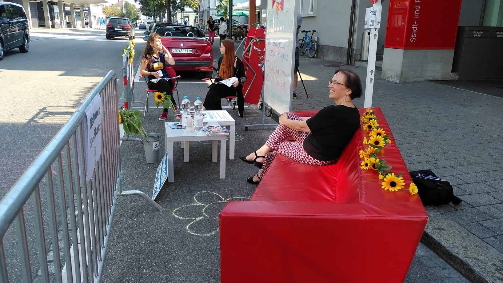Sofa der Bibliothek, jede volle Stunde wird etwas vorgelesen mit Milena von der Bibliothek Uster am PARK(ing) Day 2020 in Uster