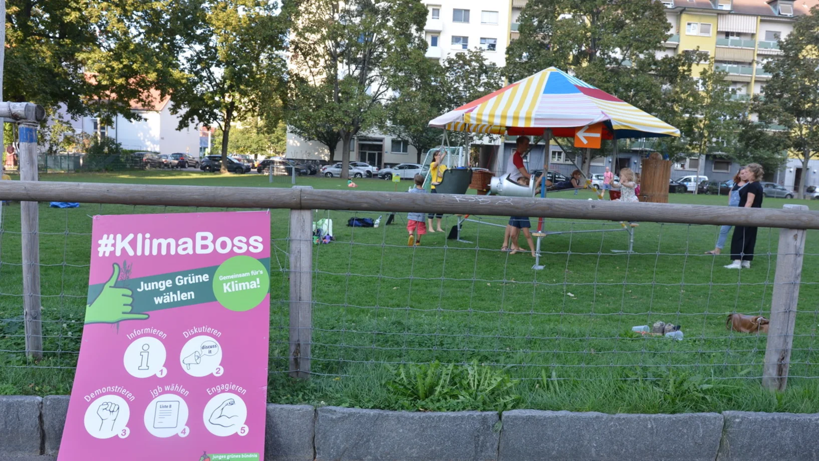 Spielgeräte, Ukuleleparty und Red Ale statt Tiefgarage! von Roman mit Grünes Bündnis/BastA Liste 8 am PARK(ing) Day 2020 in Base