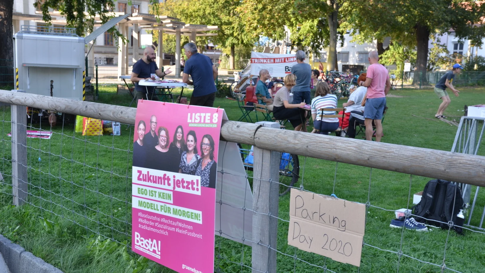 Spielgeräte, Ukuleleparty und Red Ale statt Tiefgarage! von Roman mit Grünes Bündnis/BastA Liste 8 am PARK(ing) Day 2020 in Base