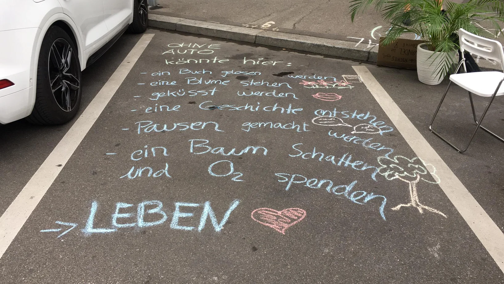 Gemütliches Zusammensein mit statt Parkplatz - mit Elias und Annabelle im Sihlfeld in Zürich am PARK(ing) Day 2020