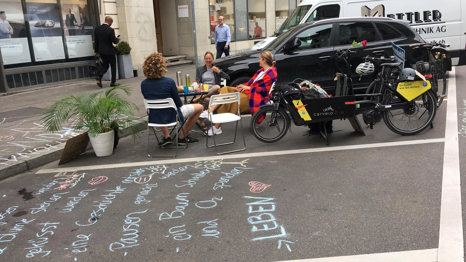 Gemütliches Zusammensein mit statt Parkplatz - mit Elias und Annabelle im Sihlfeld in Zürich am PARK(ing) Day 2020