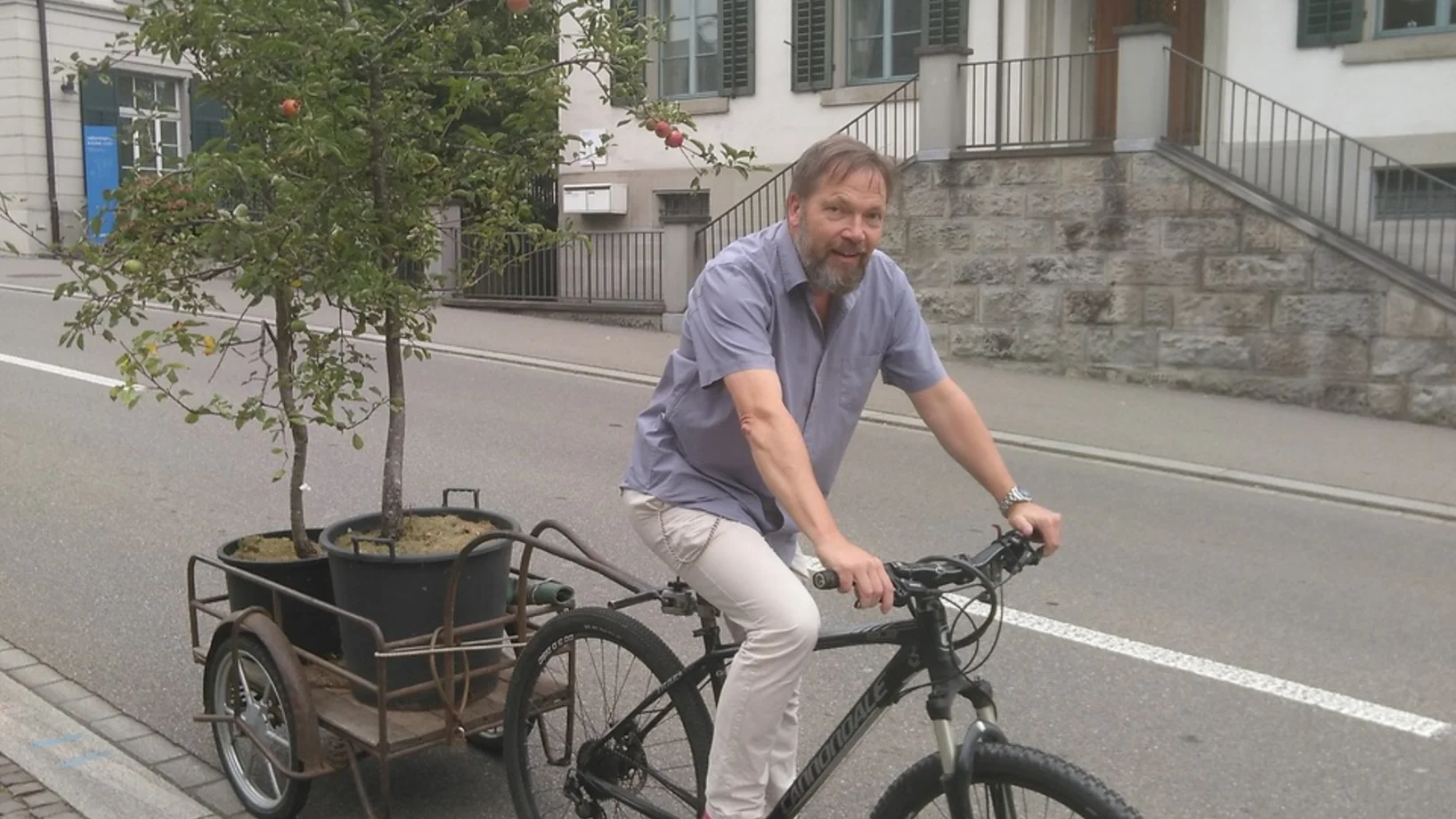 Bäume statt Parkplätze  mit Rémy von der Klimagruppe Uster am PARK(ing) Day 2020 in Uster