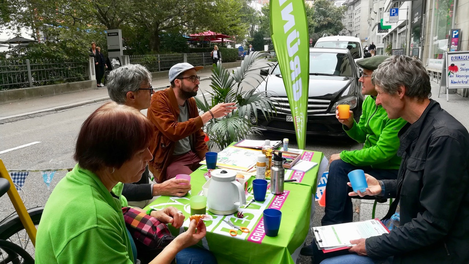 zusammen essen, plaudern, spielen von Karin und Freunden von den Grünen und Pro Velo  am PARK(ing) Day 2020 in St. Gallen