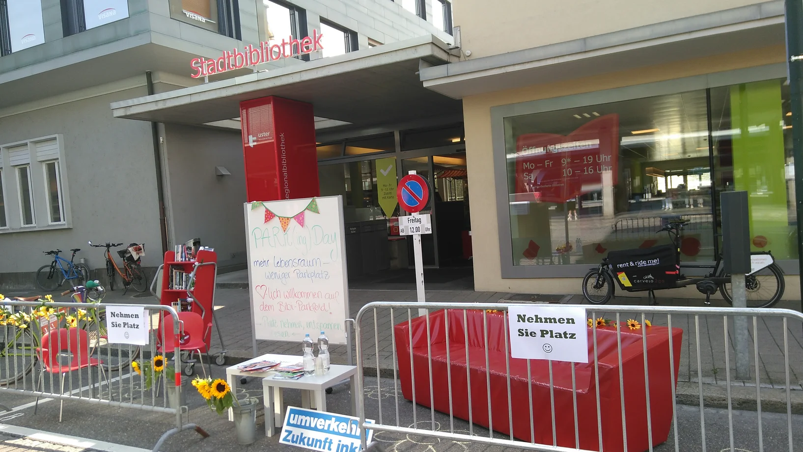 Sofa der Bibliothek, jede volle Stunde wird etwas vorgelesen mit Milena von der Bibliothek Uster am PARK(ing) Day 2020 in Uster