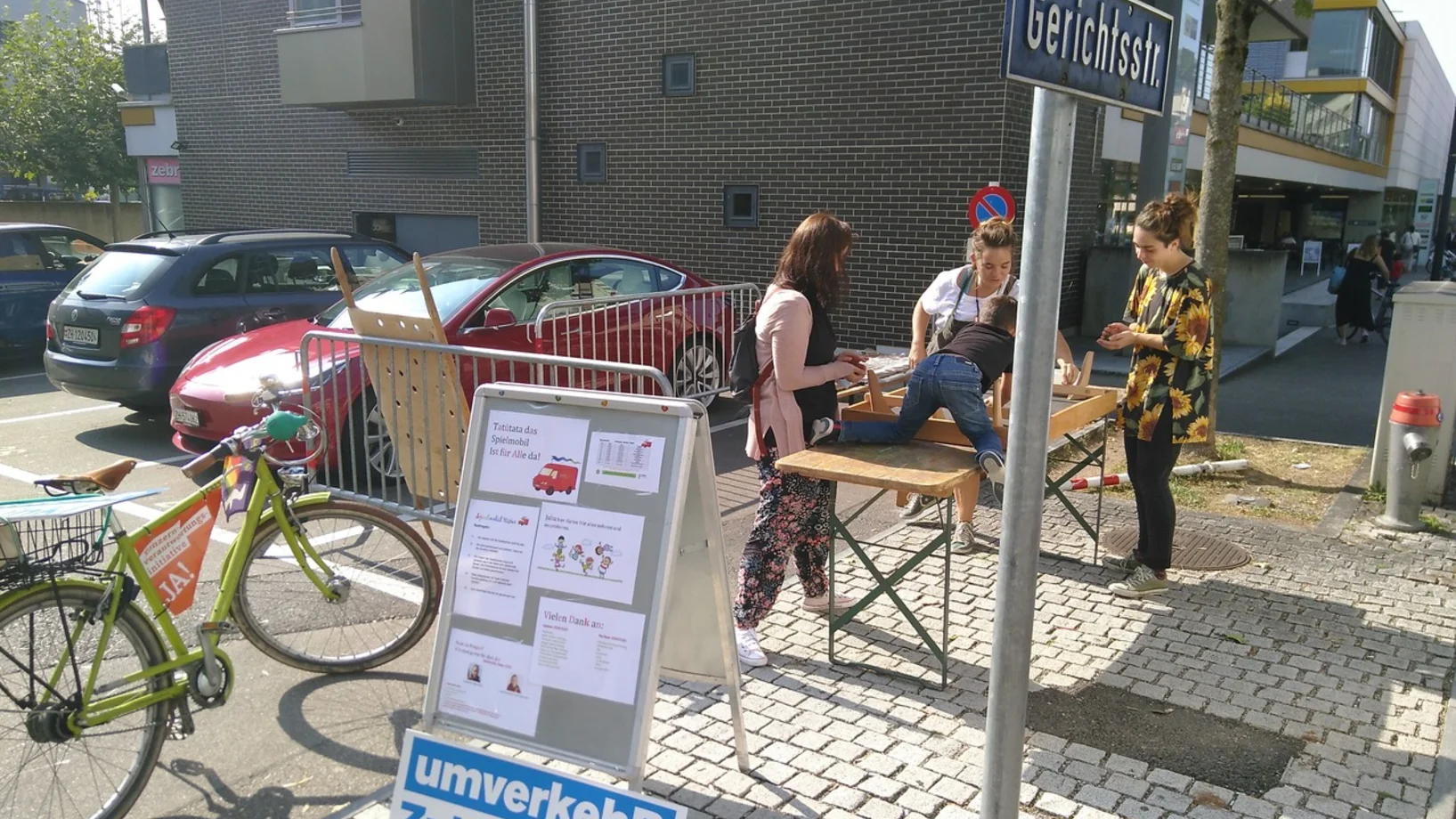 Spiele vom Spielmobil statt Parkplatz mit Philippe vom Spielmobil am PARK(ing) Day 2020 in Uster