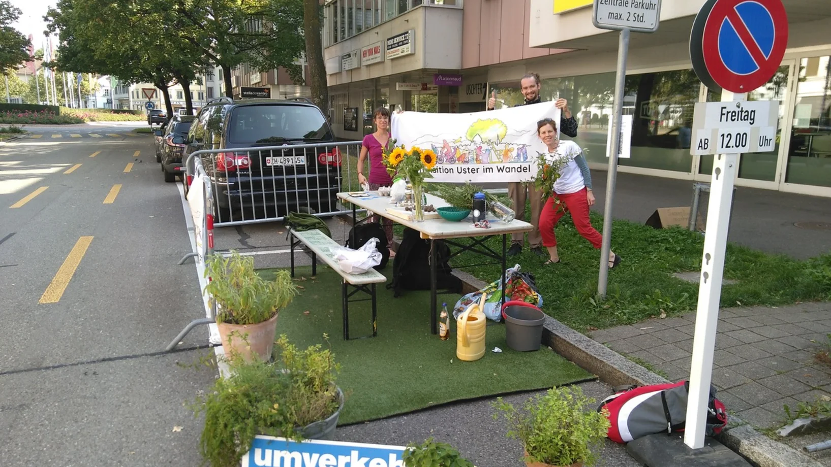 Topfpflanzen, Tisch, Deko, Anleitung für Samenkugeln für PassantInnen mit Til von Transition am PARK(ing) Day 2020 in Uster