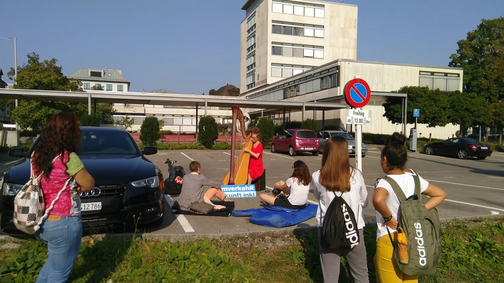 Kurzkonzert mit einer Harfe von und mit Anna am PARK(ing) Day 2020 in Uster