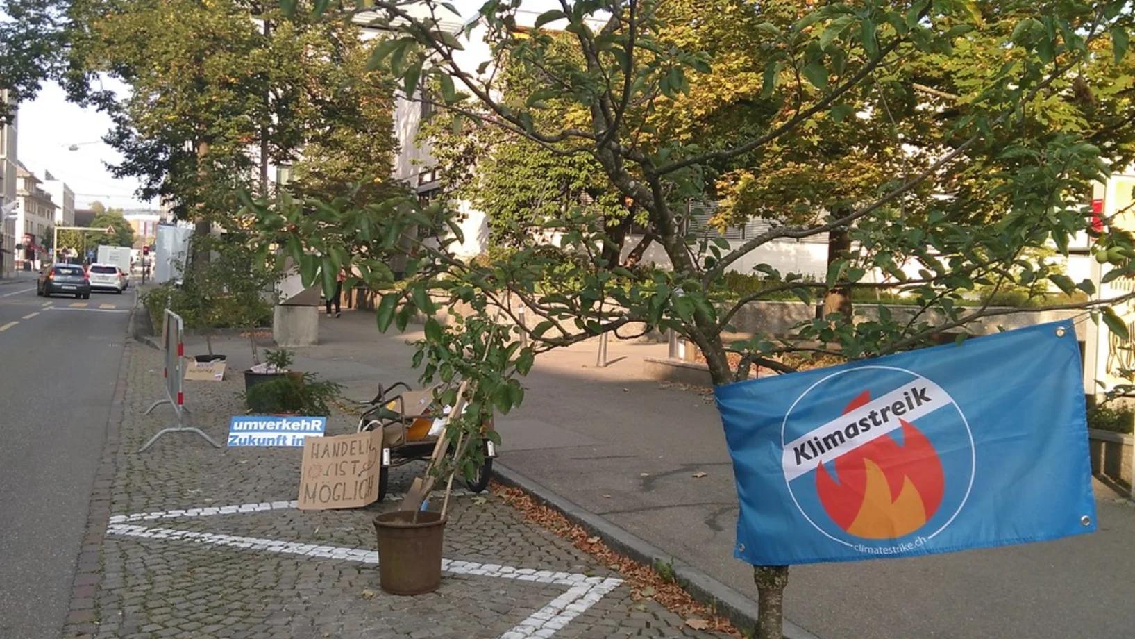 Temporäre Bepflanzung statt Parkplatz mit Christian von Pro Natura am PARK(ing) Day in Burgdorf