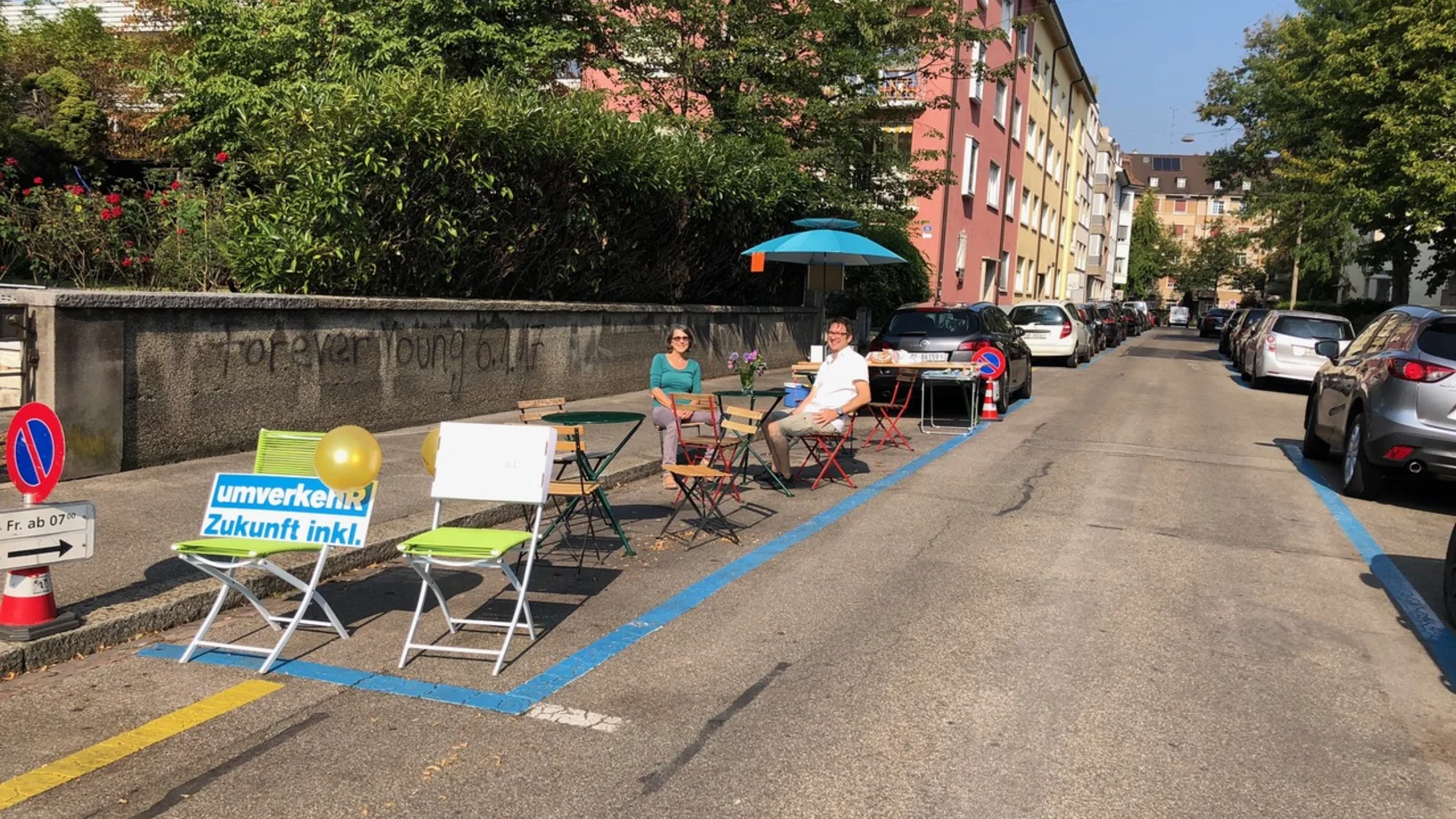 Kaffee und Gipfeli und Infos zu Aktionen im Quartier (wettstein21, Bücherschrank, Wettsteinmarkt etc.) von Norbert am PARK(ing) 