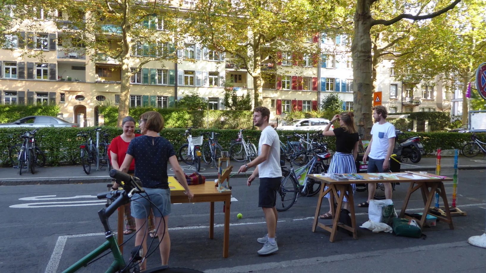 Spielwiese, jetzt! Das Grüne Bündnis ist bereit auf eine Runde Ping Pong und knall harte Fragen zum Klimaschutz in der Stadt Bern am PARK(ing) Day 2020 in Bern