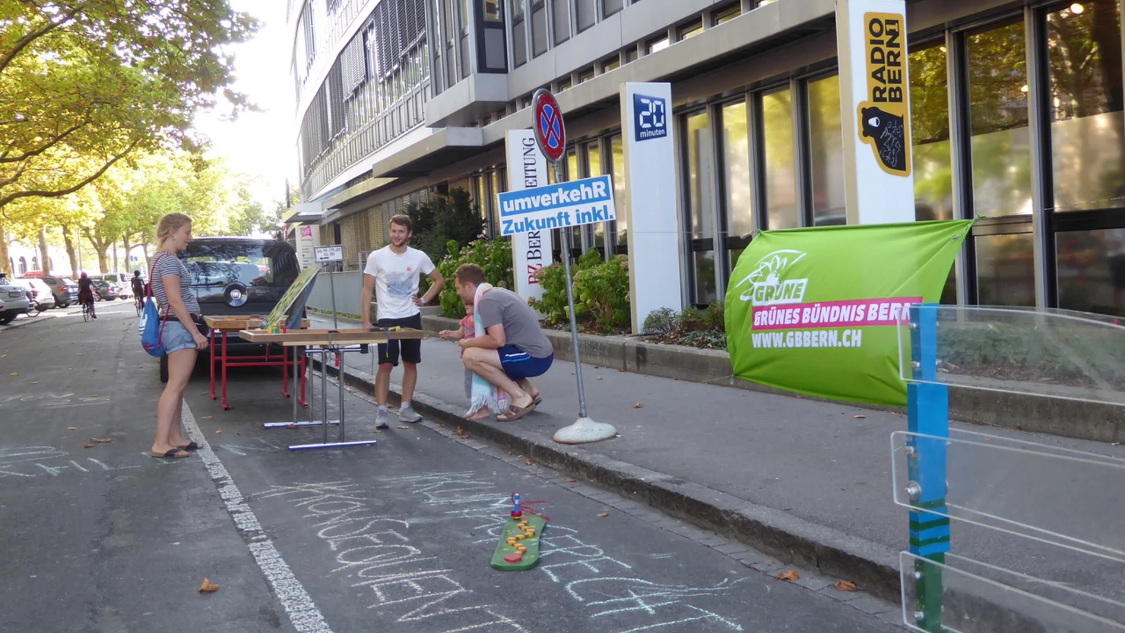 Spielwiese, jetzt! Das Grüne Bündnis ist bereit auf eine Runde Ping Pong und knall harte Fragen zum Klimaschutz in der Stadt Bern am PARK(ing) Day 2020 in Bern