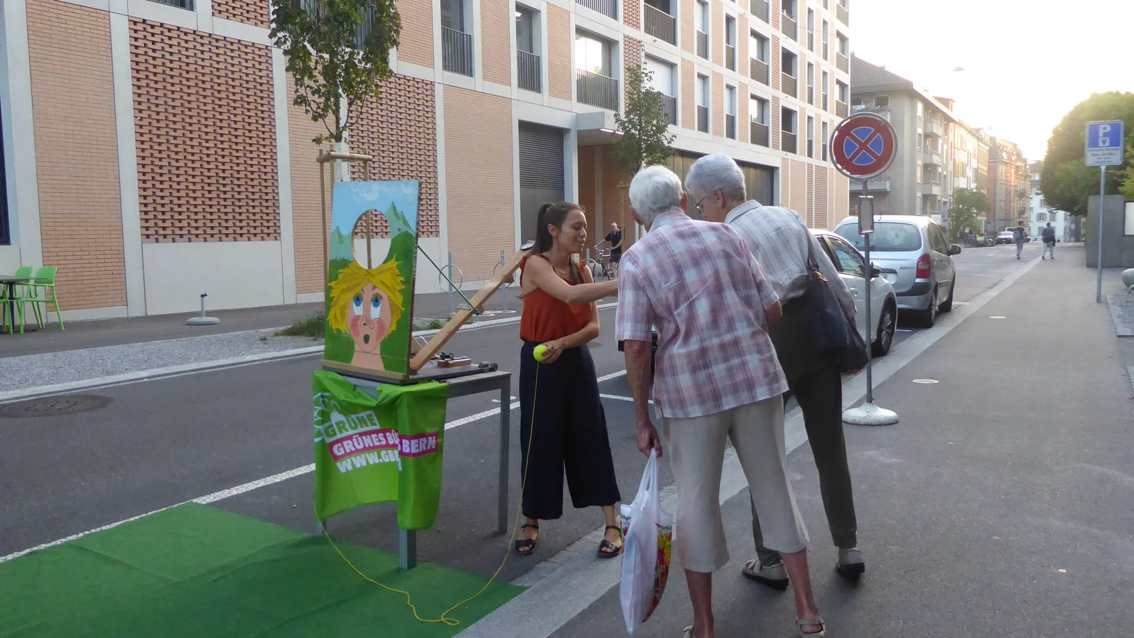 Spielwiese, jetzt! Das Grüne Bündnis ist bereit auf eine Runde Ping Pong und knall harte Fragen zum Klimaschutz in der Stadt Bern am PARK(ing) Day 2020 in Bern