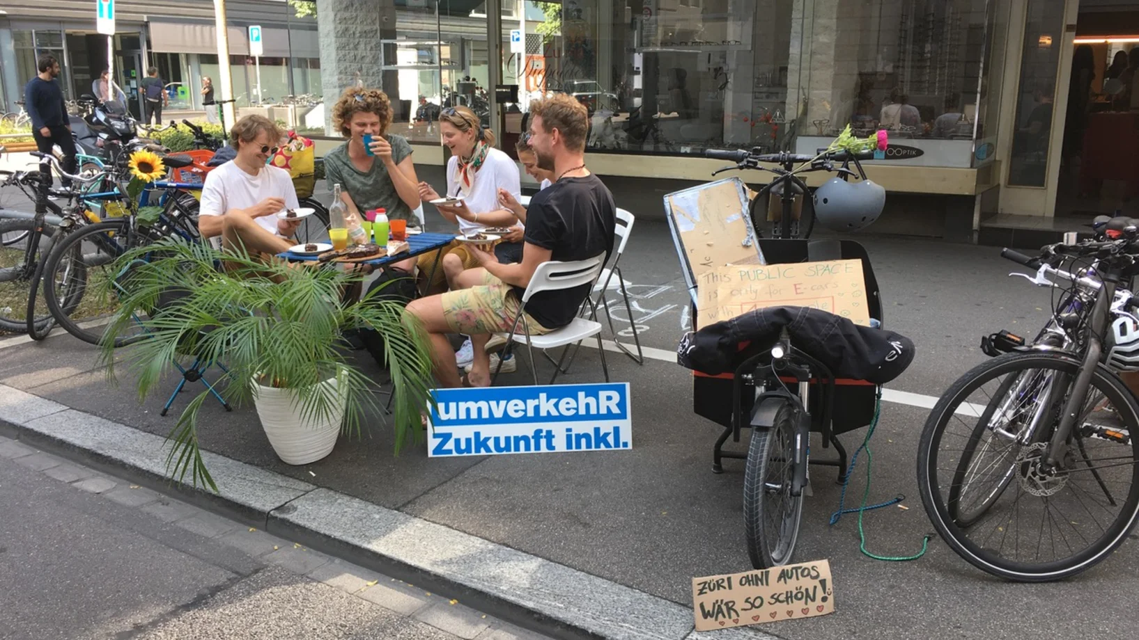 Strasenkaffe statt Parkplatz mit Elias, Johanna, Xenia, Samuel, Michael, Annabelle am PARK(ing) Day 2020 an der Militärstrasse in Zürich