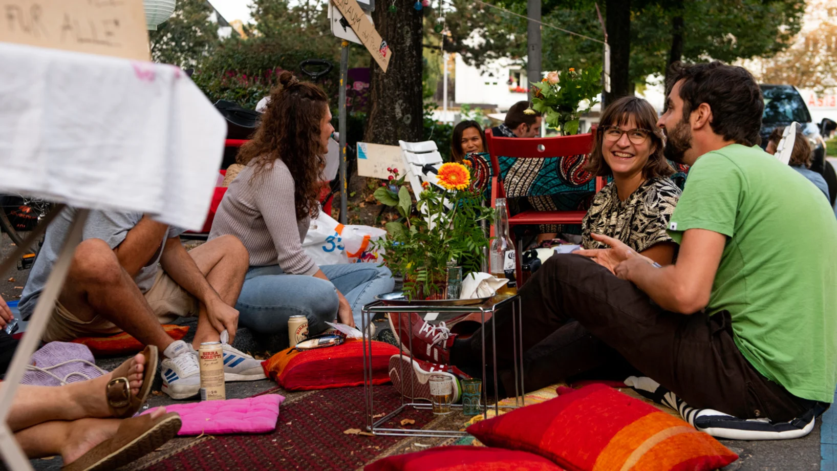 Im Outdoor- Wohnzimmer  Kaffee und Tee trinken und über die Zukunft des Quartiers diskutieren von Antonia beim Röschibachplatz am PARK(ing) Day 2020 in Zürich