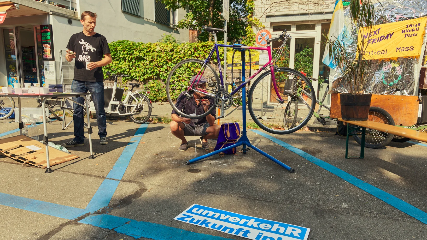 Velowerkstatt an der Hohlstrasse 86b von Pro Velo und GZ Bachwiesen am PARK(ing) Day 2020 in Zürich
