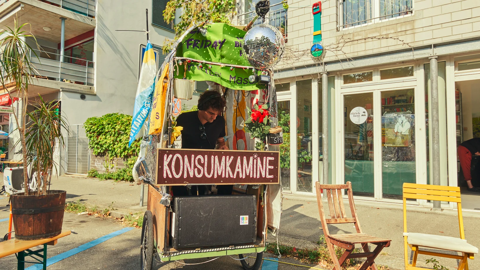 Oktober(fest) Revolution im Chreis Cheib, diskutiere am temporären Stammtisch an der Bäcki über die Zukunft des Quartieres von L