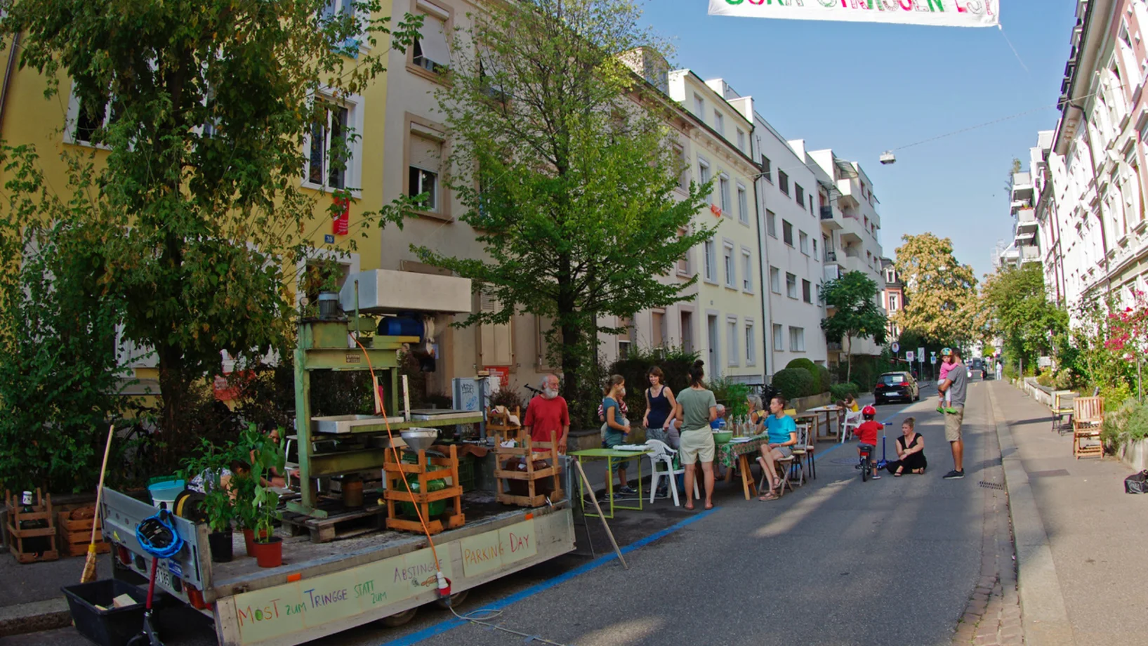 Moscht zum Tringge statt zum Abstingge mit Frederik und Freunden an der Jurastrasse am PARK(ing) Day 2020 in Basel