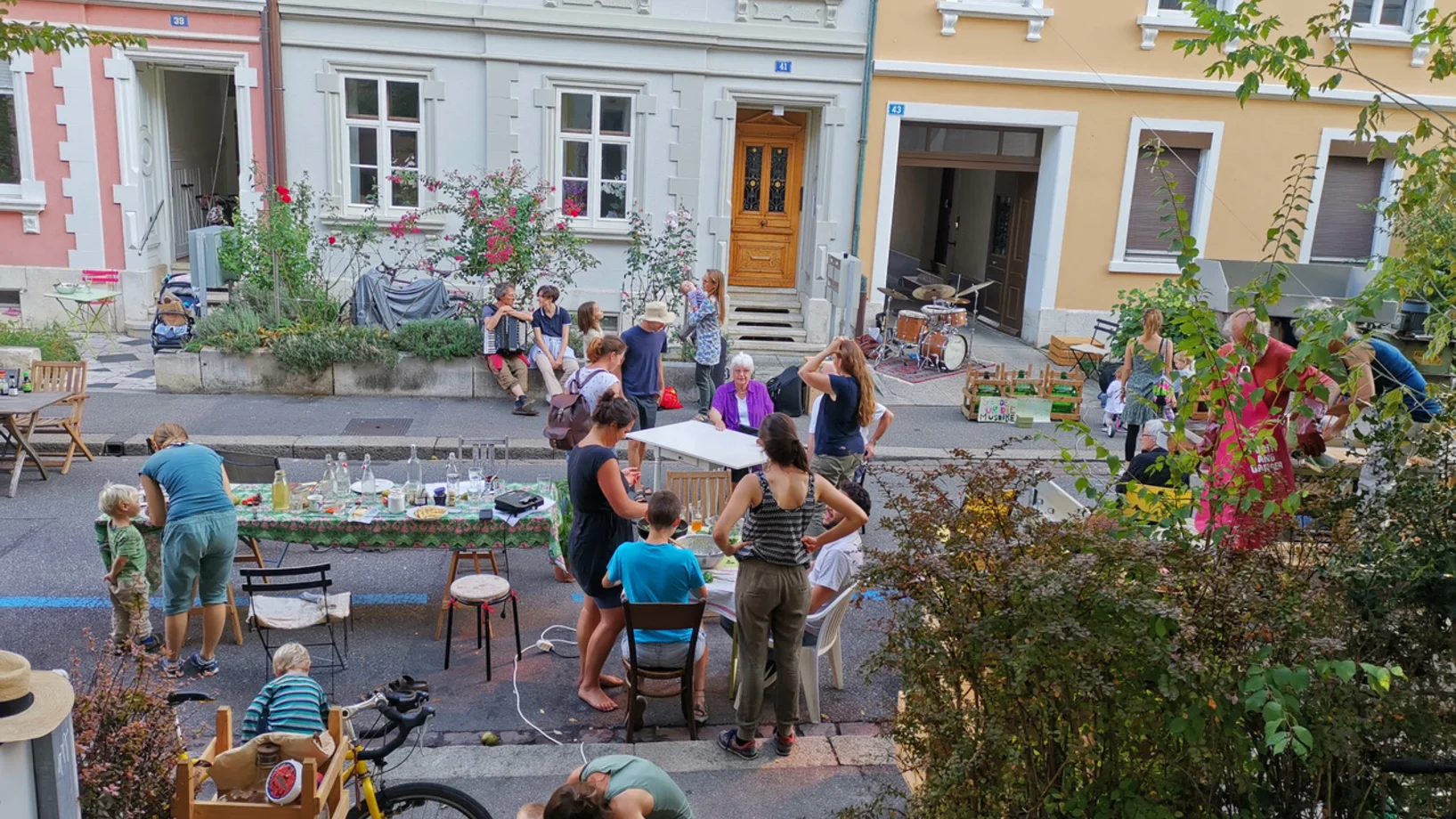 Moscht zum Tringge statt zum Abstingge mit Frederik und Freunden an der Jurastrasse am PARK(ing) Day 2020 in Basel