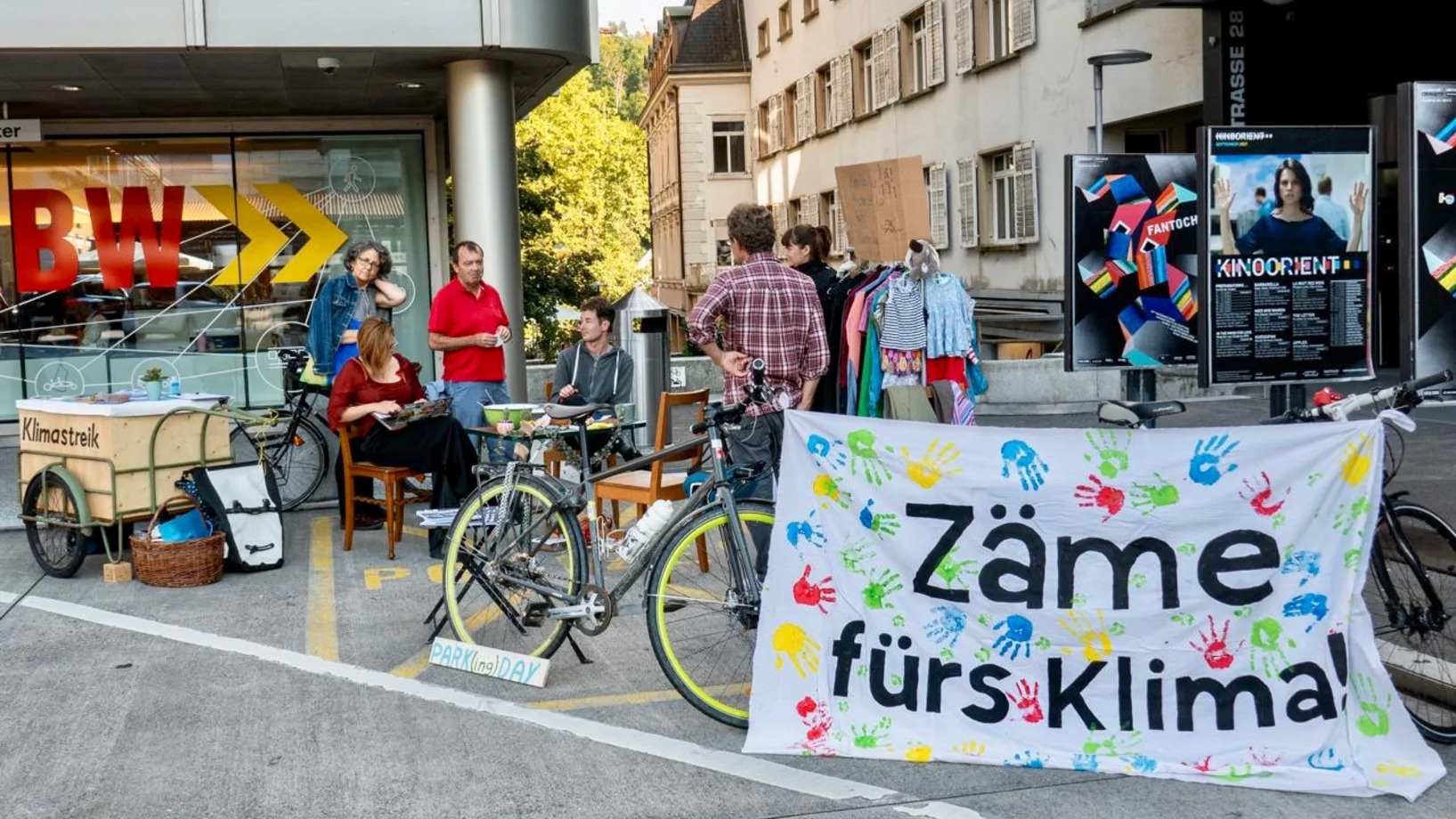 PARK(ing) Day 2021, Baden, oberer Bahnhofsplatz auf dem Polizei PP Kleidertausch Börse und gemütliche Sitzecke mit Nora und dem 