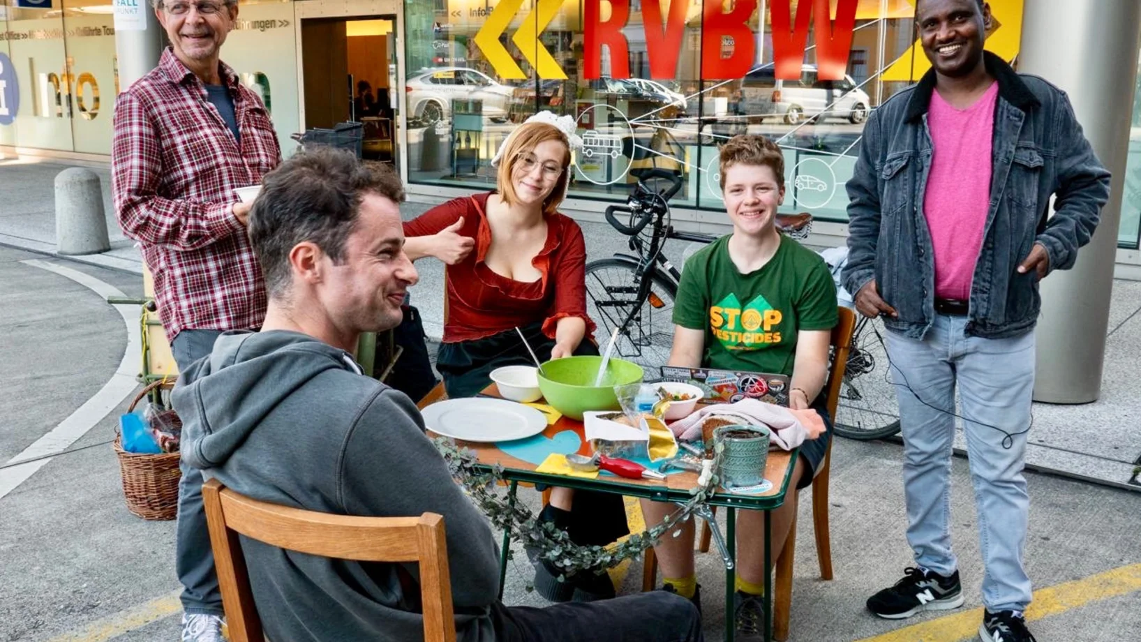 PARK(ing) Day 2021, Baden, oberer Bahnhofsplatz auf dem Polizei PP Kleidertausch Börse und gemütliche Sitzecke mit Nora und dem 